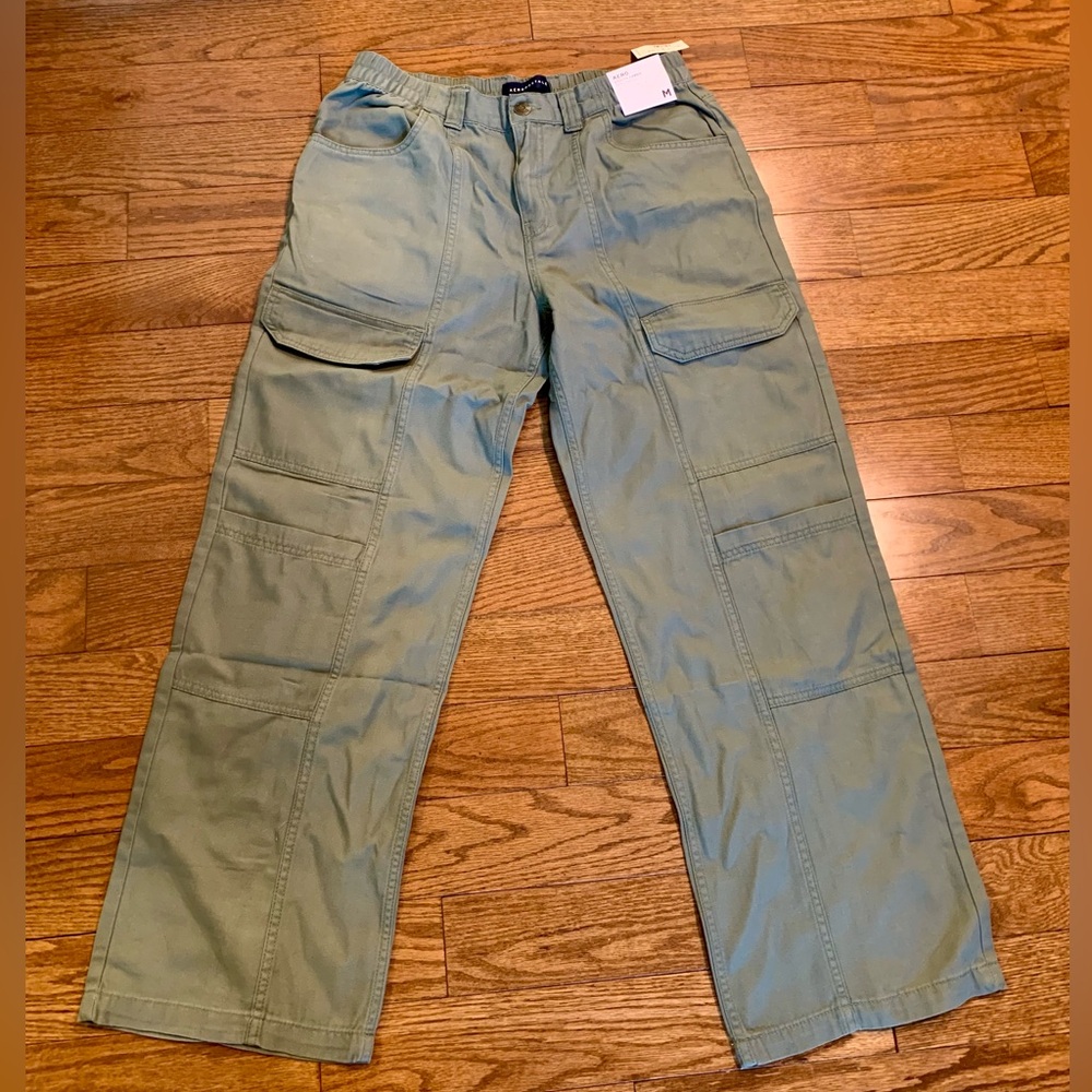 Aeropostale brand new cargo pants- never worn. Medium/Khaki green